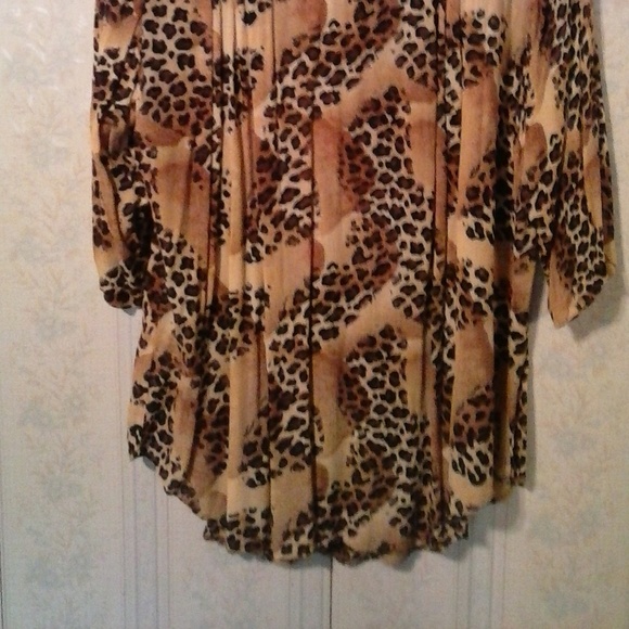 WOMEN'S RAYON ANIMAL PRINT 3/4 SLEEVE BLOUSE - Picture 5 of 5